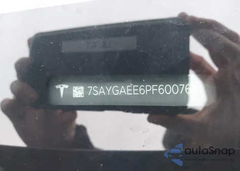 2023 Tesla Model Y Awd/Long Range Dual Motor All-Wheel Drive z USA, uszkodzony, nr VIN 7SAYGAEE6PF600769